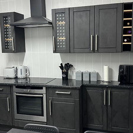 Modern 2 Bed Near Turf Moor Football Stadium, Parks, Canal And Lake Бернлі Екстер'єр фото